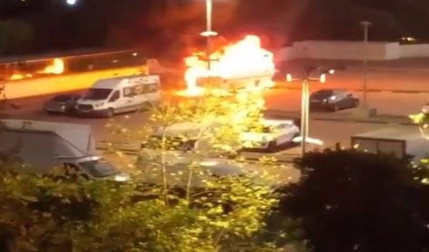 İSPARK'ta park halindeki araç alev alev yandı
