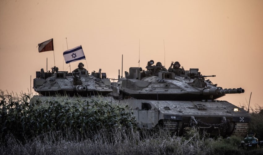 Movimenti di carri armati israeliani al confine con Gaza