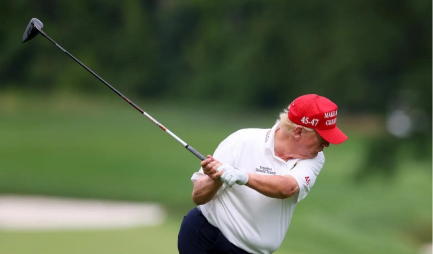 Trump colpisce Biden alla testa con una pallina da golf: 'Un gran colpo'