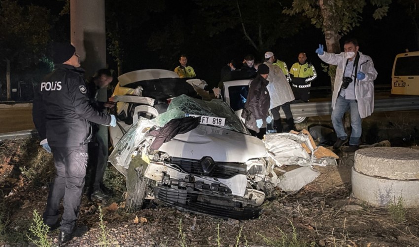 Bursa'da doğum günü eğlencesinden dönen 4 arkadaşın bulunduğu otomobil direğe çarptı: 3 ölü 1 yaralı