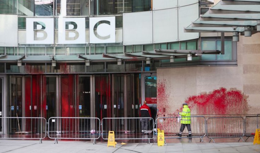 Londra'da Filistin yanlısı grup BBC binasını kırmızıya boyadı: İsrail'in savaşı için rıza mı üretiliyor?