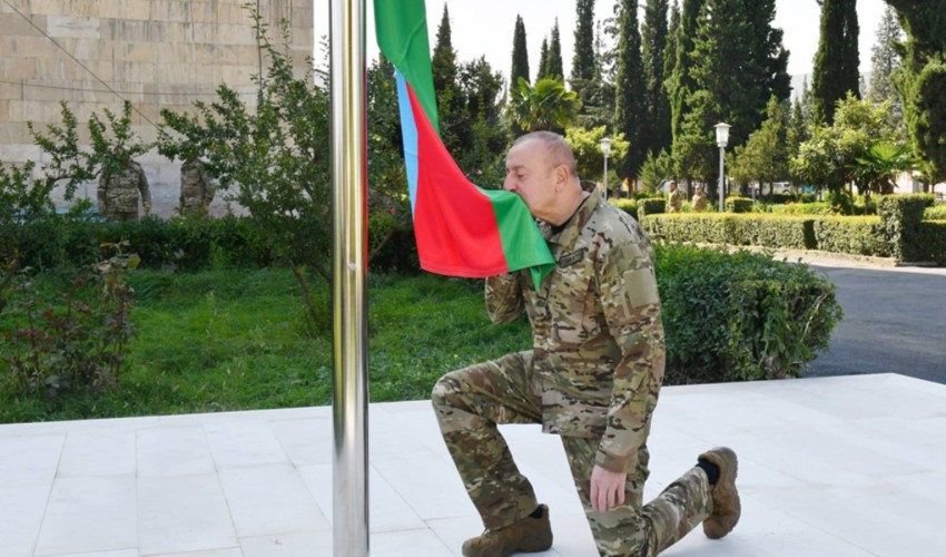 Il presidente dell'Azerbaigian Ilham Aliyev ha issato la bandiera azera a Khojaly e Khankendi