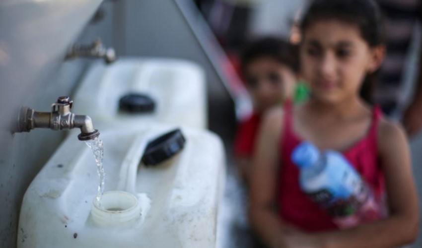 Due bambini che tornavano a casa con taniche d'acqua uccisi a Gaza, dove la carenza idrica è drammatica