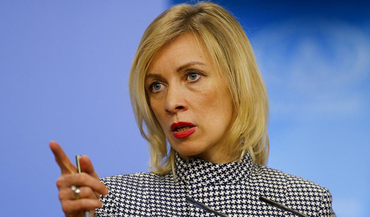 Mariya Zaharova basın toplantısında konuşurken görülüyor.