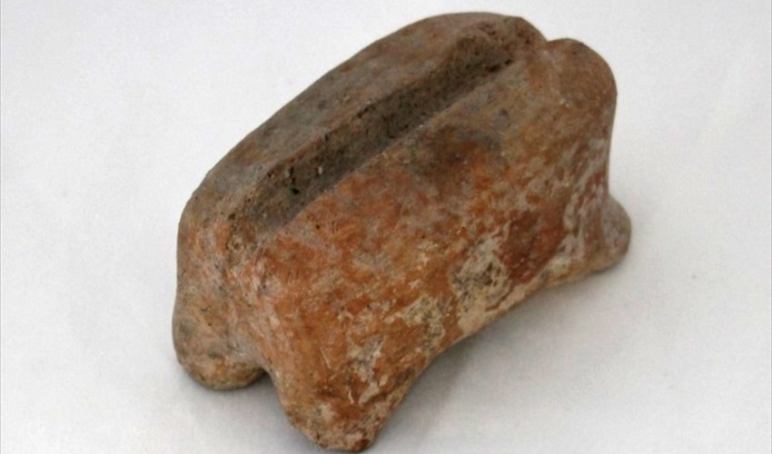 İzmir'deki kazılarda 7 bin 700 yıllık sap düzeltici bulundu