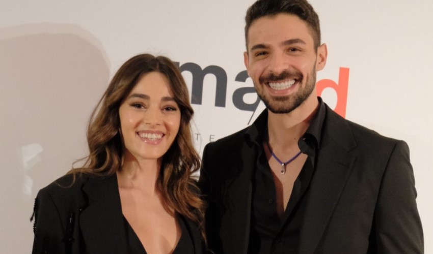 Yabani dizisi oyuncuları Halit Özgür Sarı ve Simay Barlas'tan Cannes çıkarması