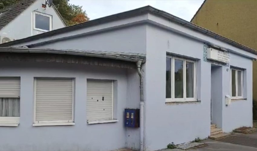 Almanya'da Türk camisinin panjurları yakılmaya çalışıldı, kapısına gamalı haç çizildi