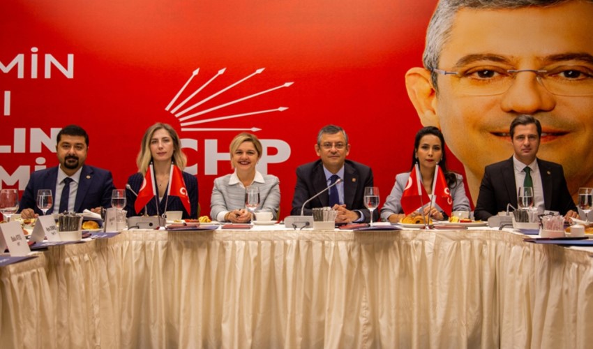Il candidato alla presidenza del CHP Özgür Özel dà i numeri: 