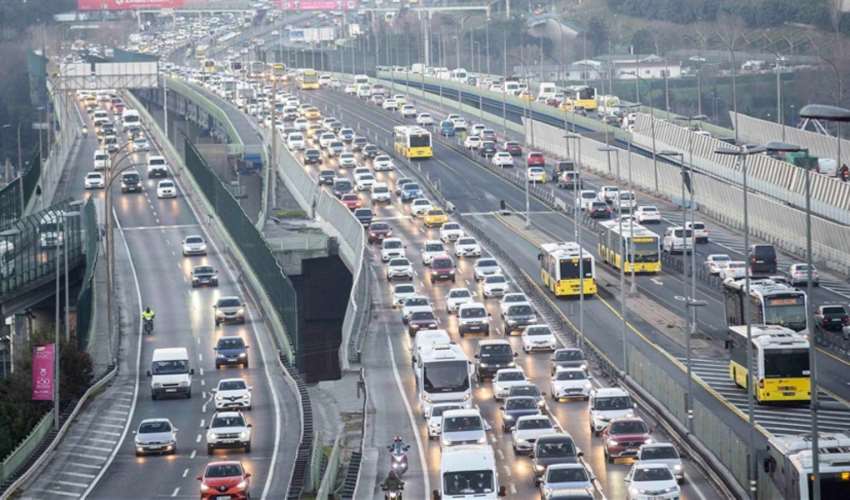 İstanbul'da haftanın ilk günü trafik yoğunluğu yaşanıyor