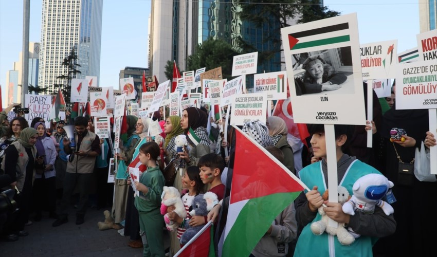 Protesta con giocattoli davanti al Consolato Generale di Israele