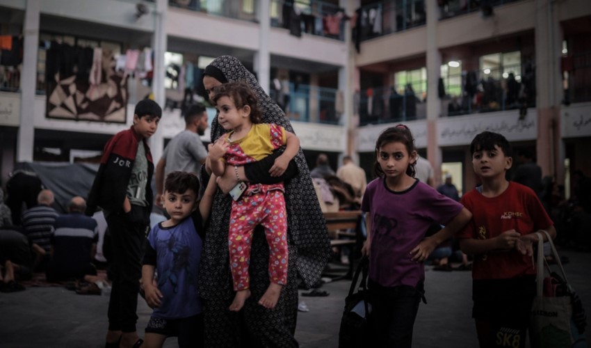 Aperto il valico di Rafah: camion di aiuti trasportano bare