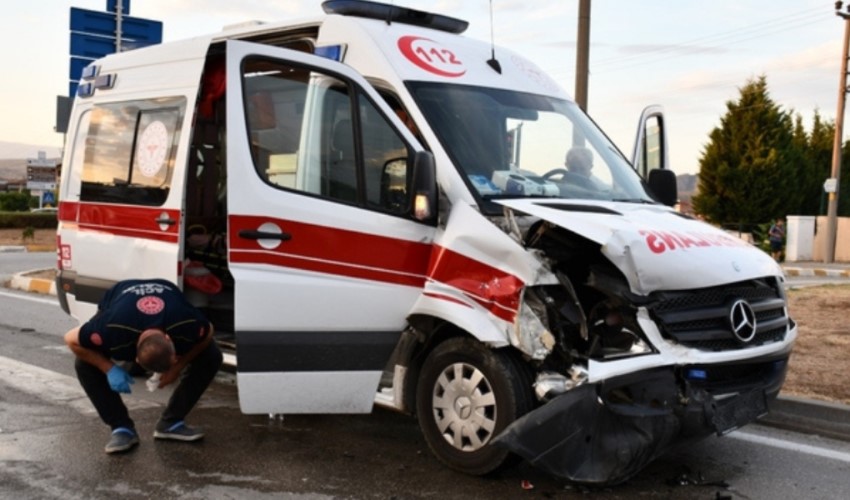 Samsun, incidente tra ambulanza e auto: 4 feriti
