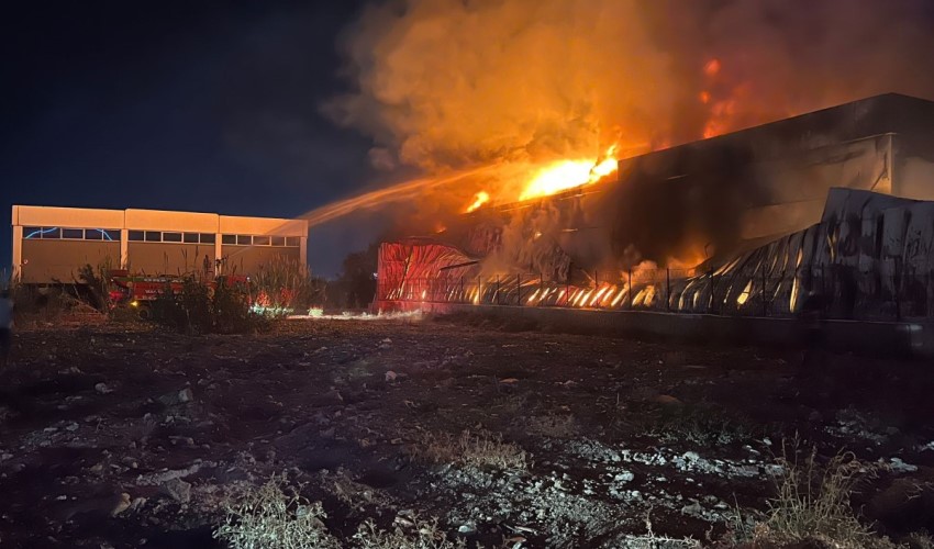 Kauçuk fabrikasında yangın: Ekipler müdahale ediyor