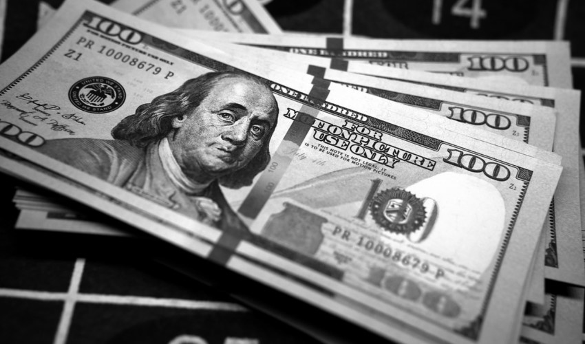 Nuovo record per il dollaro