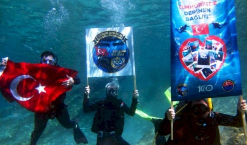 Bodrum'da su altında Türk bayrağı açtılar