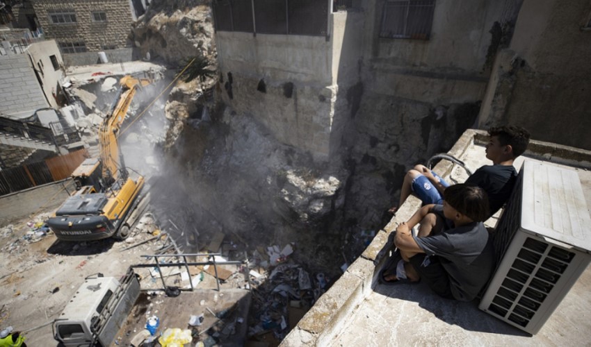 İsrail güçleri, işgal altındaki Doğu Kudüs'te Filistinlilere ait evde yıkım yaptı