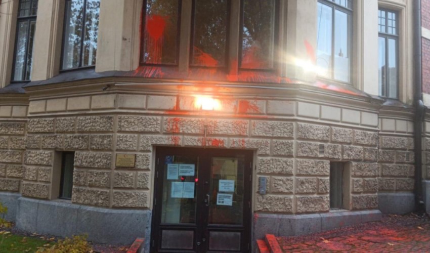 Türkiye'nin Helsinki Büyükelçiliği'ne boyalı ve sis bombalı saldırı