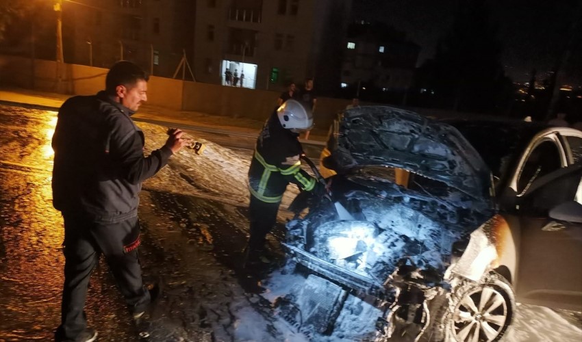 Auto si schianta contro lo spartitraffico e prende fuoco ad Hatay