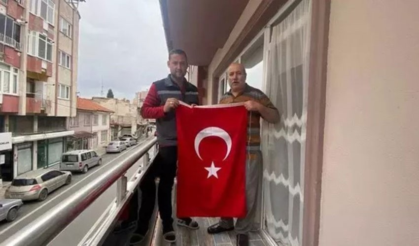 “As Bayrakları As” fenomeninin kahramanı Salih Tahtalıoğlu bu kez Cumhuriyet'in 100. yılında ortaya çıktı