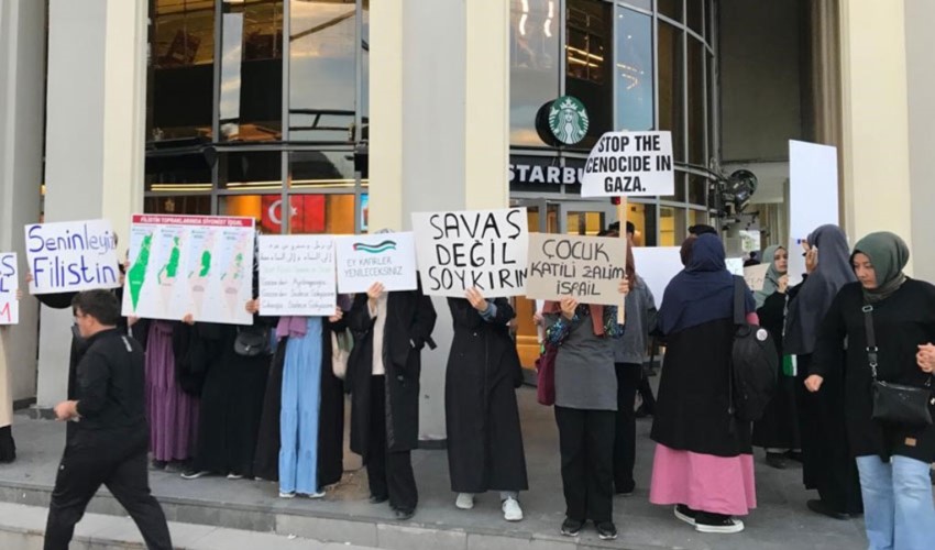 Genç kızlardan Starbucks önünde İsrail protestosu