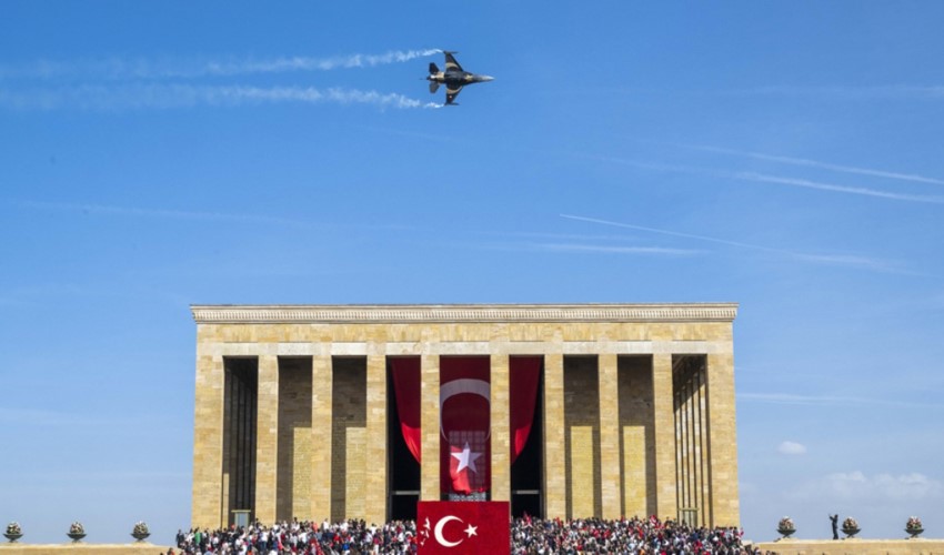 SOLOTÜRK Anıtkabir üzerinde Cumhuriyet'in 100. yıl dönümüne özel uçuş gösterisi gerçekleştirdi
