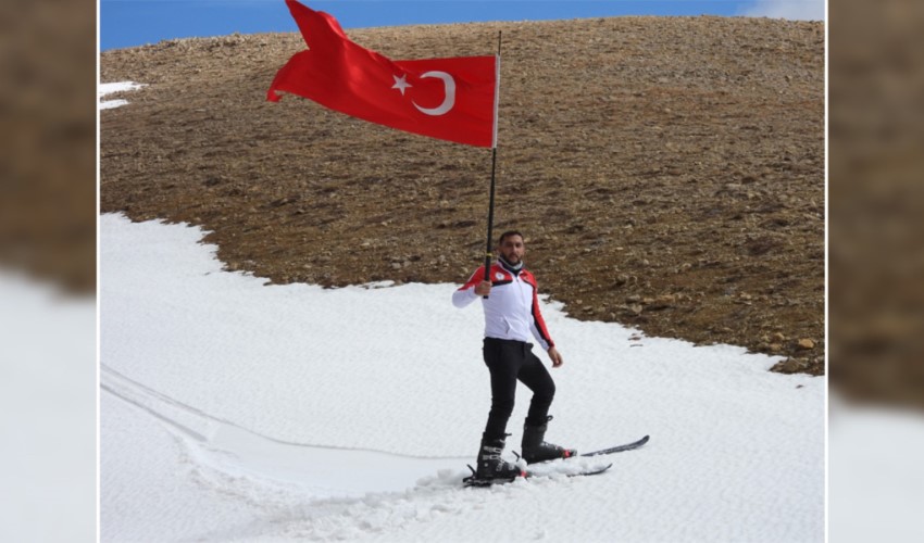 Ha sciato sulla vetta del monte Ergan a Erzincan sventolando la bandiera turca