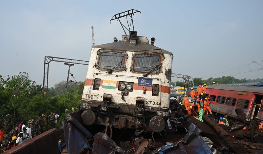 Hindistan'da iki yolcu treni çarpıştı: Ölü ve yaralılar var