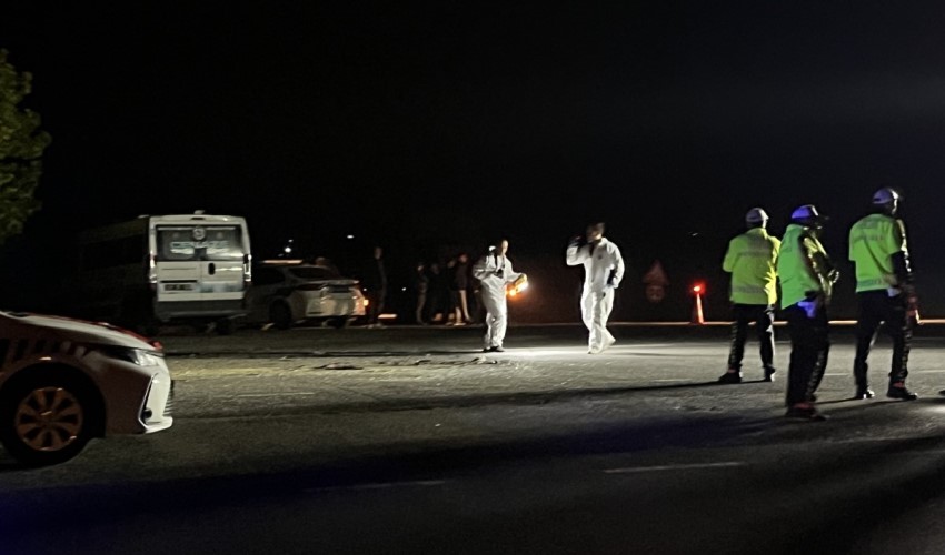 Auto si scontra con un camion: 2 morti