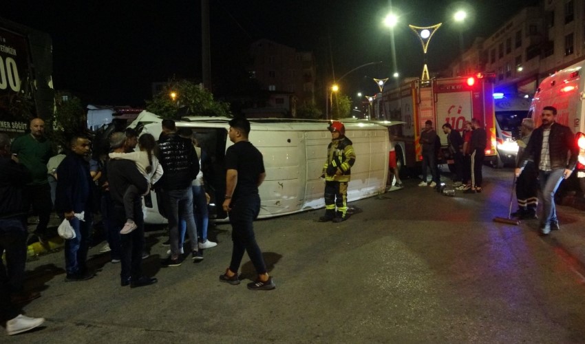 Minibus si ribalta dopo aver urtato un albero a Kocaeli