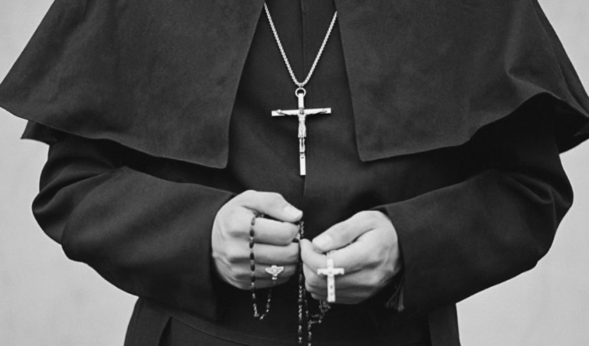 Sacerdote arrestato per abusi sessuali su quattro minori