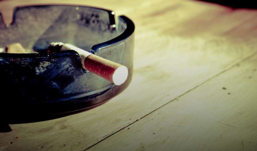 İngiltere, sigara tamamen yasaklanıncaya kadar sigara içme yaşını yükseltmeyi düşünüyor