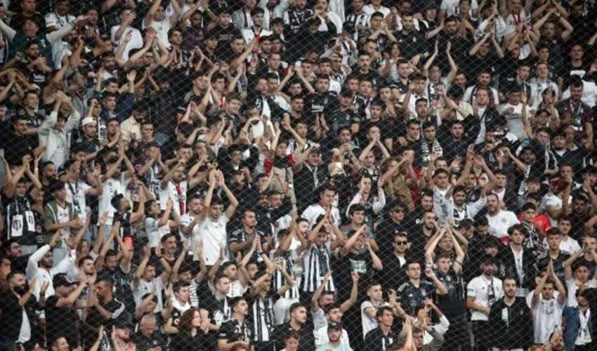 Beşiktaş taraftarı tribünü terk etmiyor! 'Takım gelecek, hesap verecek!'