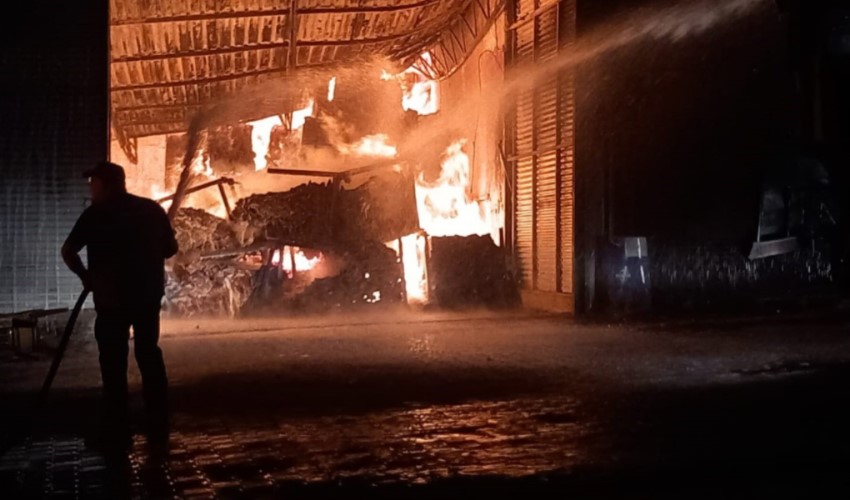 Kırklareli'nde yangın fabrikayı yok etti