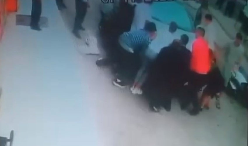 Terribile incidente ripreso dalle telecamere: bambini che giocavano finiscono sotto un'auto