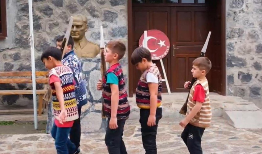 Nesilden nesile saygıyla... Iğdırlı çocuklar tahta silahlarla Mehmetçiğin nöbet değişimini canlandırdı