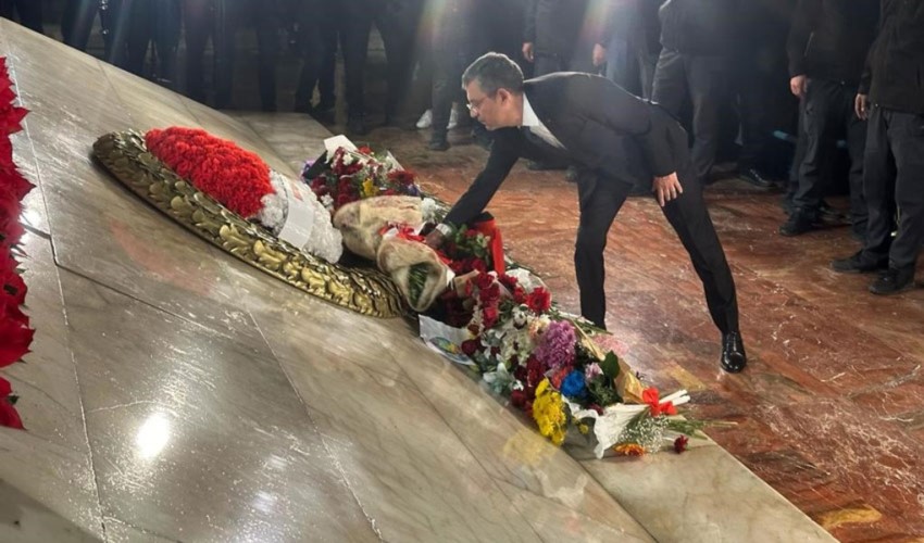 CHP Genel Başkanı Özgür Özel Anıtkabir’i ziyaret etti