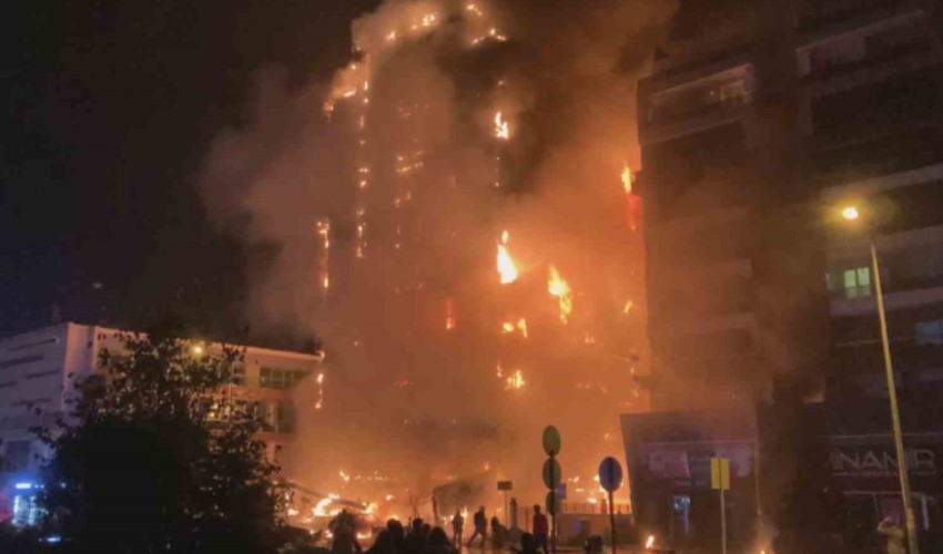 Incendio a Bursa! Edificio di 10 piani avvolto dalle fiamme