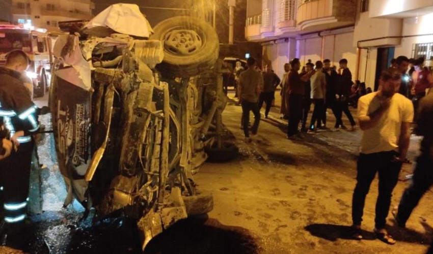 Minibus si schianta contro il muro di una casa