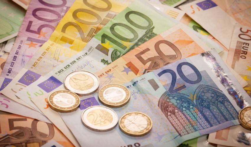 L'euro inizia la giornata con un record