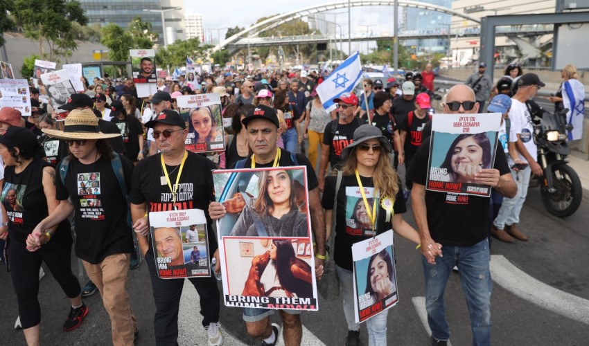 İsrailli esirlerin aileleri Tel Aviv'de yürüyüş başlattı