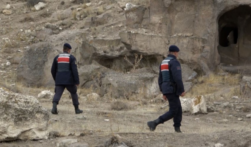 Cacciatori di tesori colti in flagrante in un tunnel