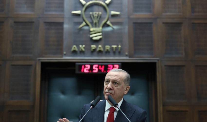 Critiche del Presidente e leader dell'AKP Recep Tayyip Erdoğan al segretario del CHP Özgür Özel: 'Non si capisce se chi siede sulla poltrona di segretario del CHP sia davvero il leader o un prestanome'