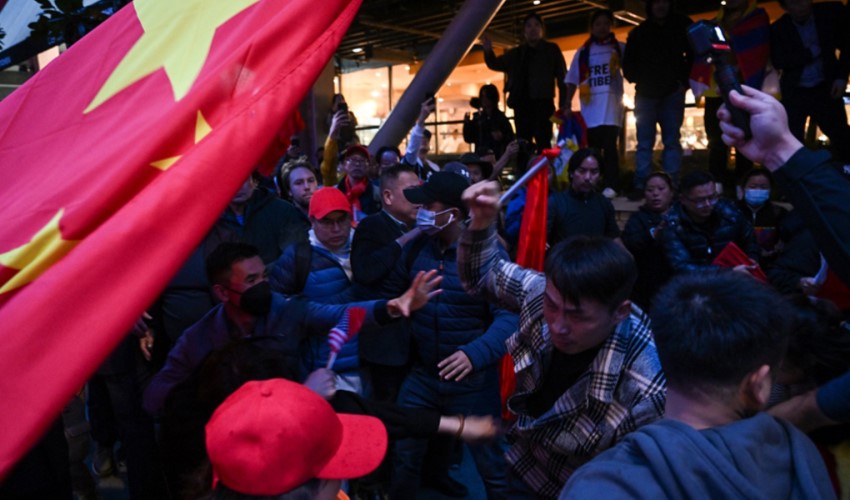 Tibetli göstericiler Çin Devlet Başkanı Xi Jincing'i protesto etti: Çin destekçileriyle arbede!