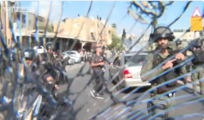 İsrail polisinden TRT'ye saldırı: Kamerayı dipçikle kırdılar!