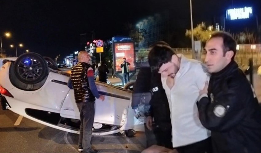 Auto che fa zig-zag si ribalta e finisce su una moto in corsa! Il conducente scappa e manda un altro al suo posto