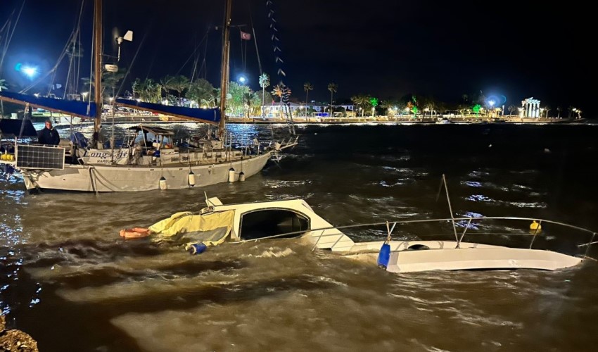 Fırtına balıkçı teknelerini batırdı