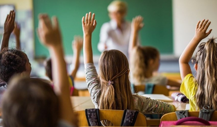 La prima campanella dopo la pausa scolastica suonerà lunedì: gli studenti tornano in classe domani