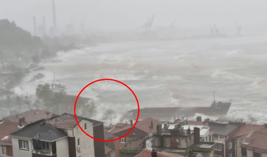 Zonguldak'ta hortum paniği: Kuru yük gemisi ortadan ikiye ayrıldı