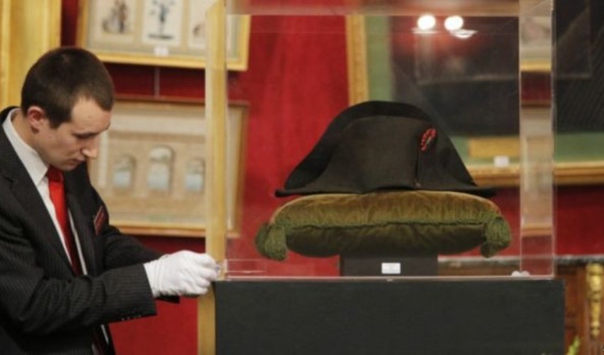 Napolyon'un ünlü şapkası 1.9 milyon Euro'ya satıldı