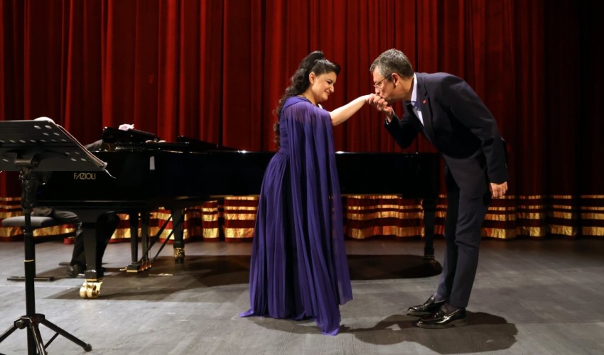 Özgür Özel Kürt soprano Pervin Chakar'ın operasına katıldı